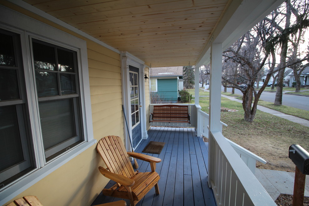 Inspiration för en mellanstor amerikansk veranda framför huset, med trädäck och takförlängning