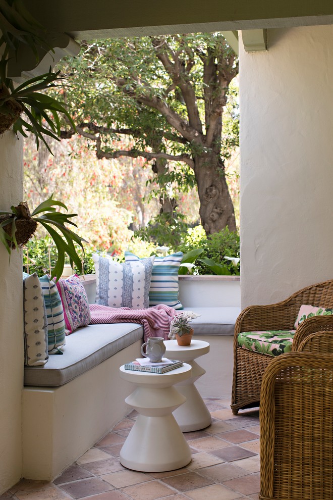 Идея дизайна: маленькая веранда на переднем дворе в средиземноморском стиле с покрытием из плитки и навесом для на участке и в саду