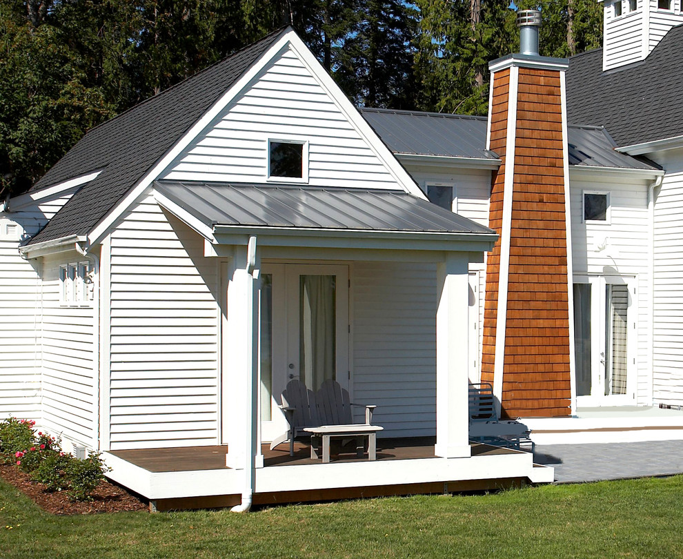 Immagine di un portico eclettico di medie dimensioni e dietro casa con pedane e un tetto a sbalzo