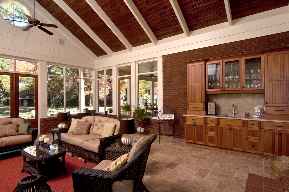 Idée de décoration pour un grand porche d'entrée de maison arrière avec une moustiquaire, du carrelage et une extension de toiture.