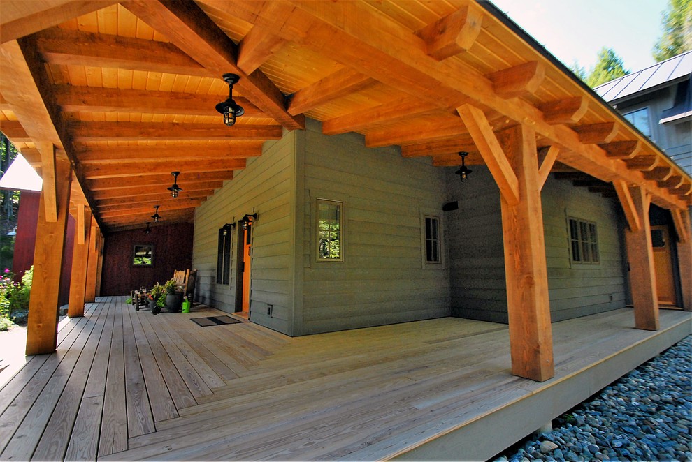 Inspiration för en lantlig veranda, med trädäck och takförlängning