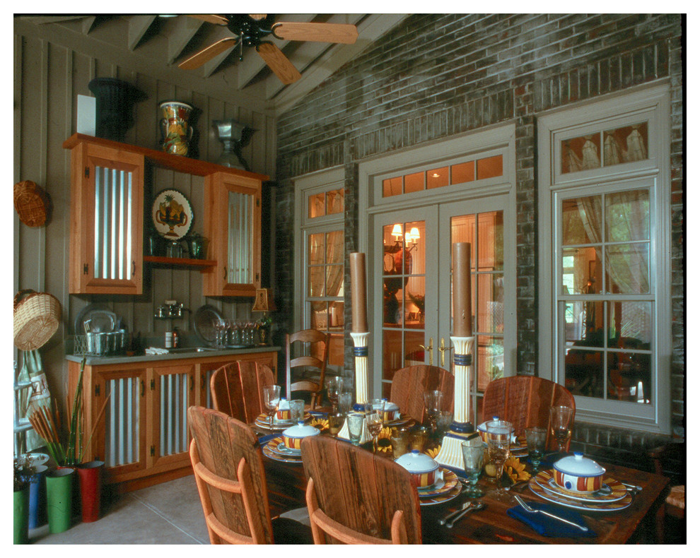 Aménagement d'un grand porche d'entrée de maison avant craftsman avec une cuisine d'été, du carrelage et une extension de toiture.