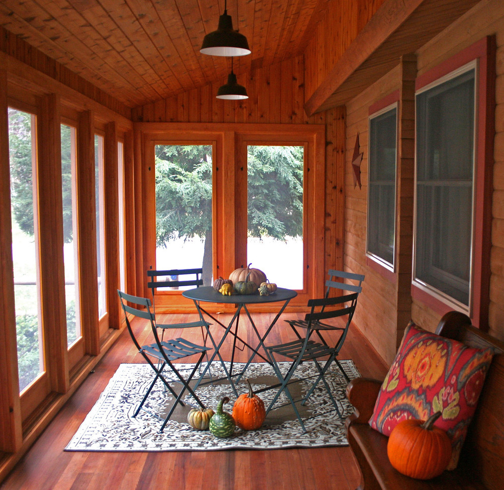 Aménagement d'un porche d'entrée de maison classique avec une terrasse en bois et une extension de toiture.