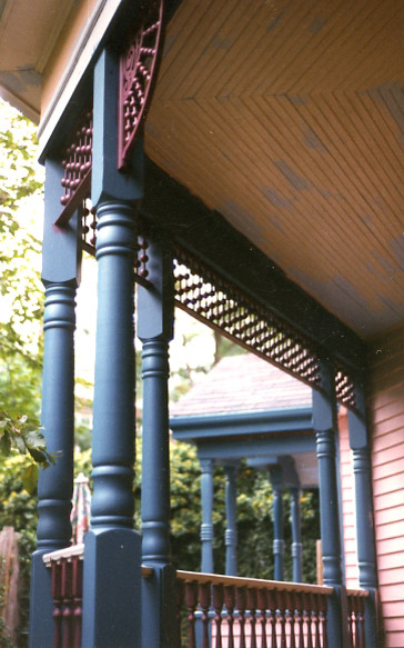 Cette image montre un porche d'entrée de maison traditionnel.