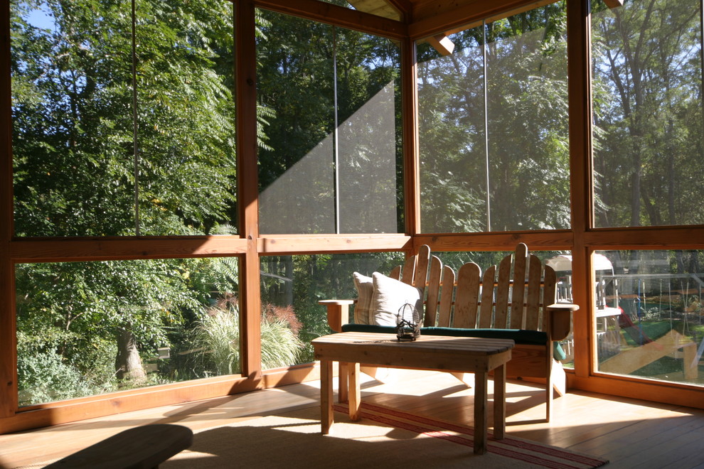 Imagen de porche cerrado tradicional grande en patio trasero y anexo de casas con entablado