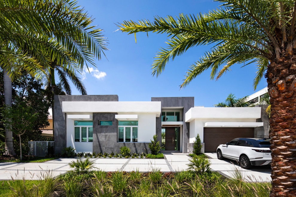 Trendy porch idea in Miami