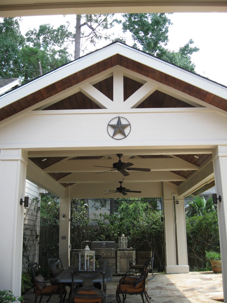 Mittelgroße, Überdachte Eklektische Veranda hinter dem Haus mit Outdoor-Küche und Natursteinplatten in Houston