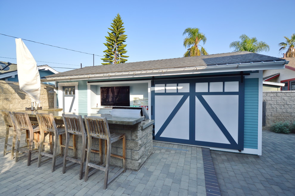 Inspiration pour un porche d'entrée de maison arrière craftsman avec une cuisine d'été, des pavés en brique et une extension de toiture.