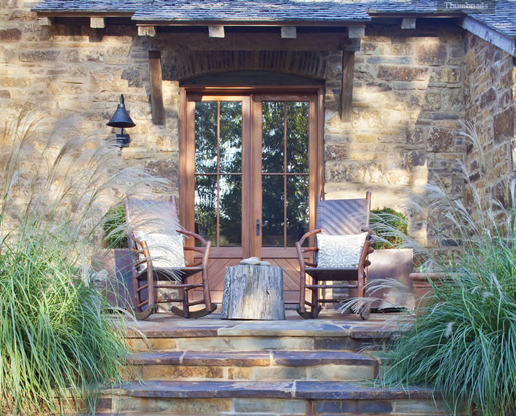 Mittelgroße Urige Veranda neben dem Haus mit Natursteinplatten in Austin