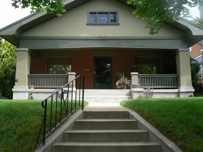 Cette photo montre un porche d'entrée de maison avant craftsman de taille moyenne avec une dalle de béton et une extension de toiture.