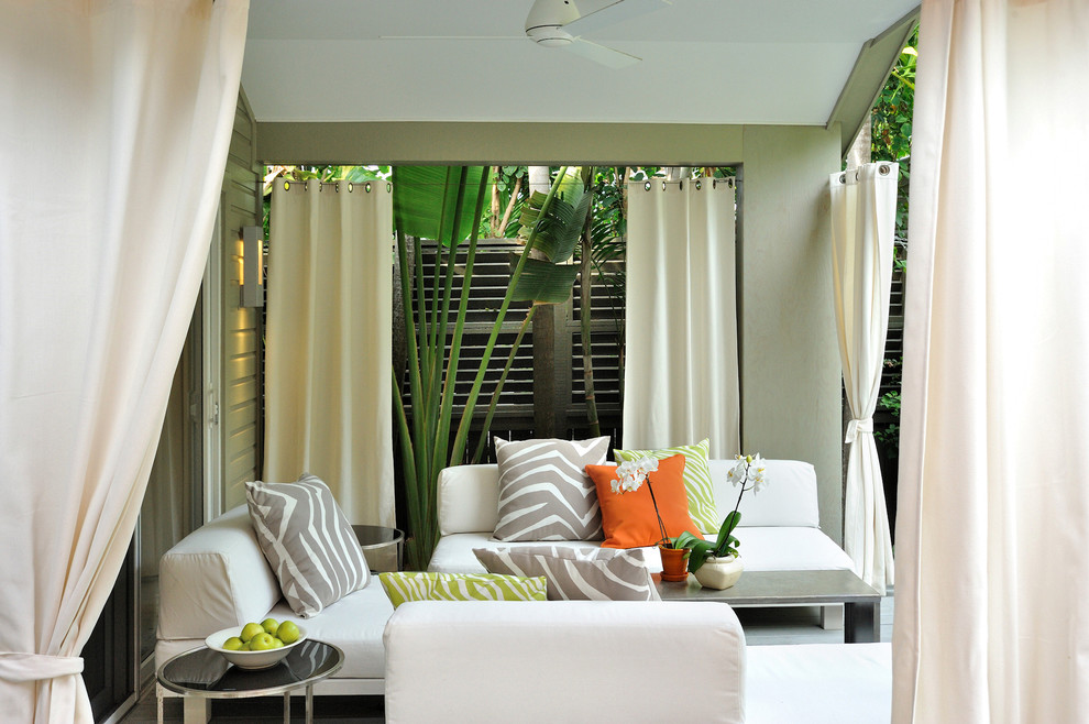 Inspiration for a contemporary veranda in Miami.