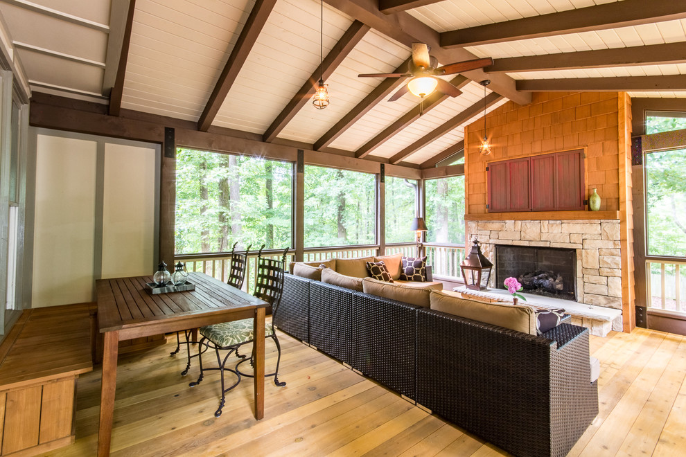 Idée de décoration pour un grand porche d'entrée de maison arrière sud-ouest américain avec une moustiquaire et une extension de toiture.
