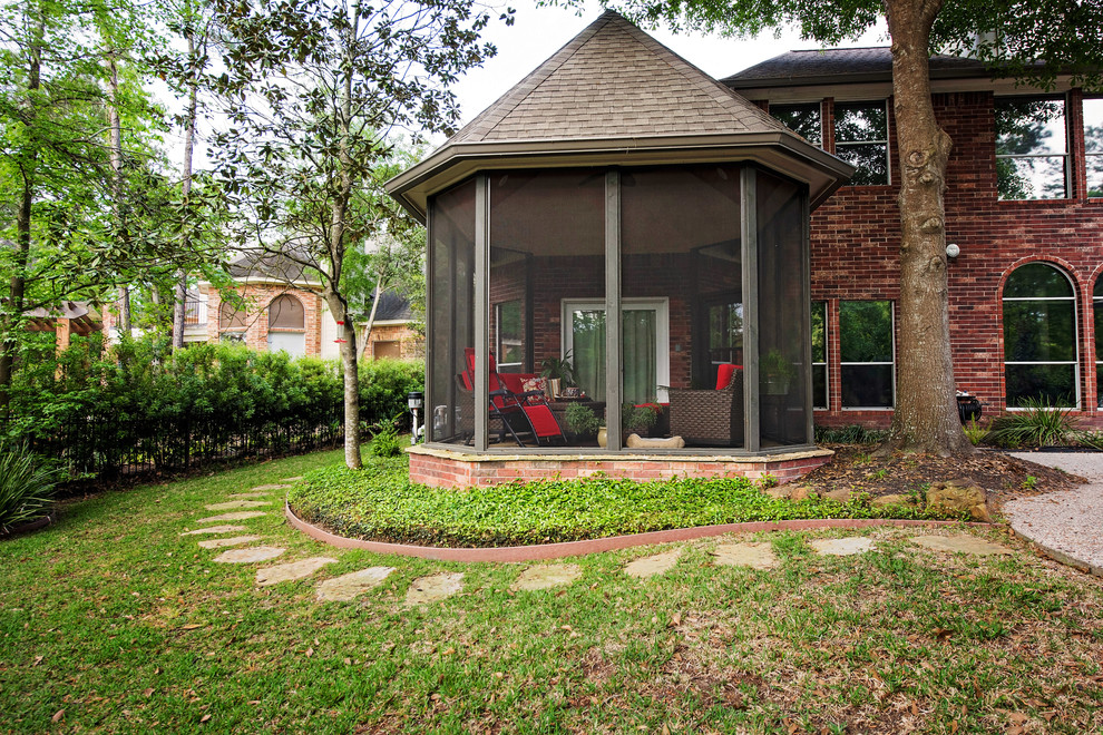 Idées déco pour un porche d'entrée de maison arrière victorien de taille moyenne avec une moustiquaire et une extension de toiture.