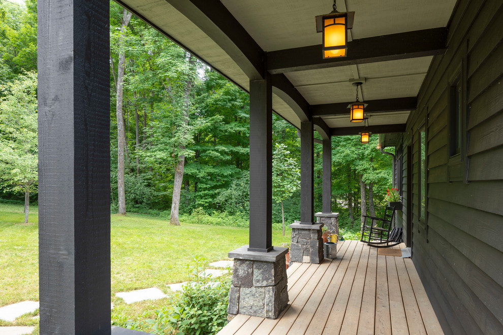 Idée de décoration pour un porche d'entrée de maison avant chalet avec des pavés en pierre naturelle et une extension de toiture.