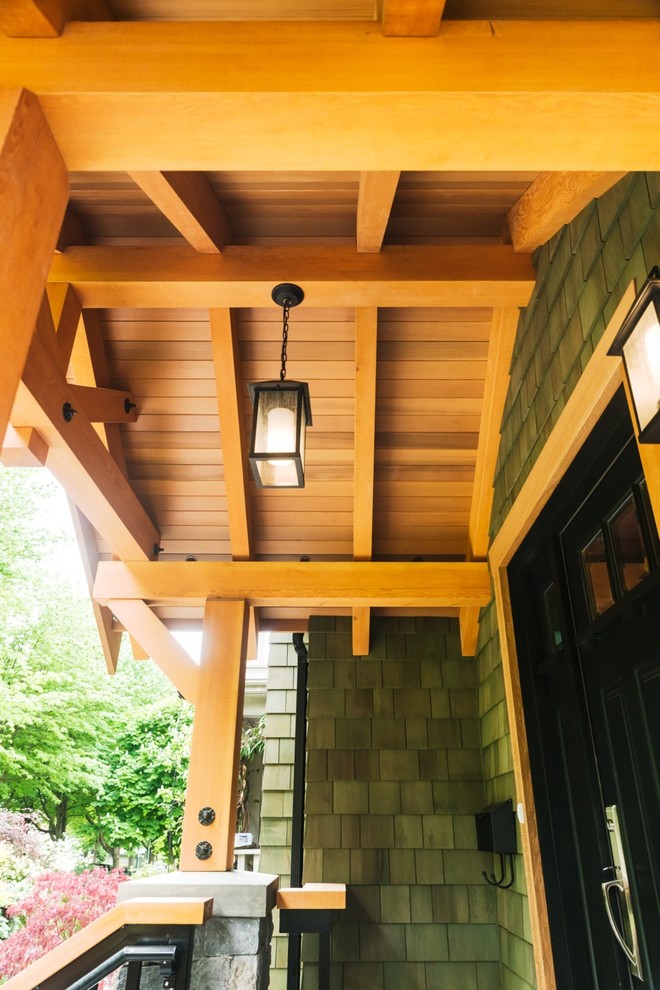 Idéer för små amerikanska verandor framför huset, med kakelplattor och takförlängning