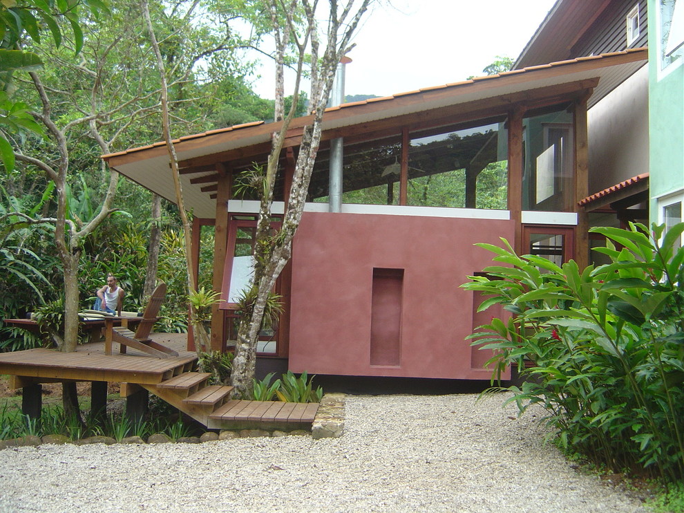 Cette image montre un porche d'entrée de maison ethnique avec une extension de toiture.