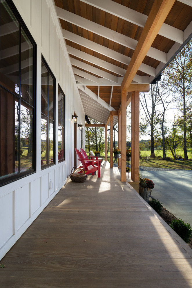 Inspiration för mellanstora lantliga verandor framför huset