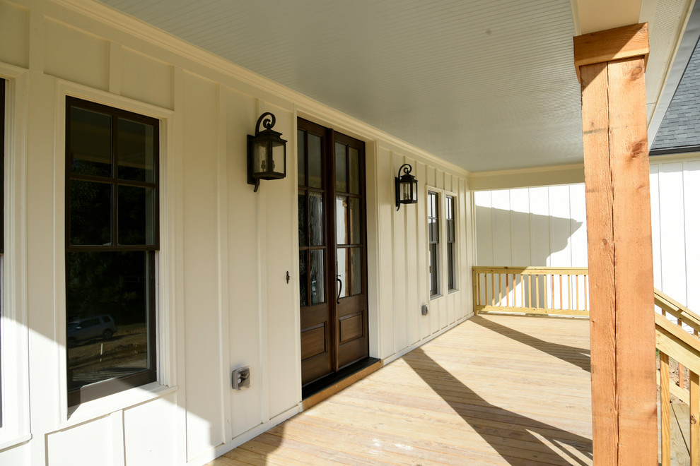 Idée de décoration pour un porche d'entrée de maison champêtre.