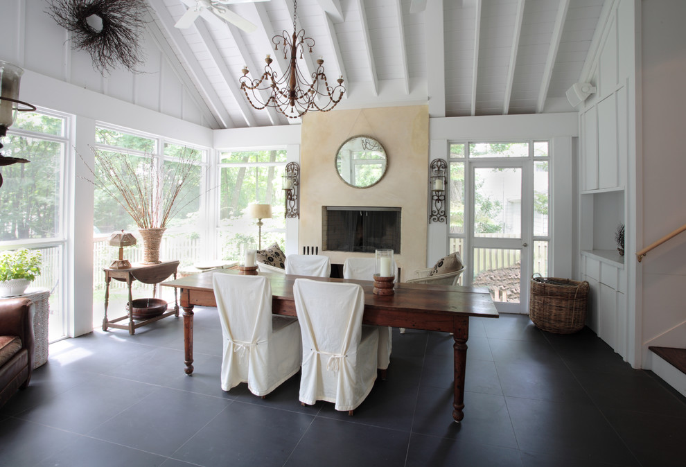 Источник вдохновения для домашнего уюта: веранда в классическом стиле с местом для костра, навесом и защитой от солнца