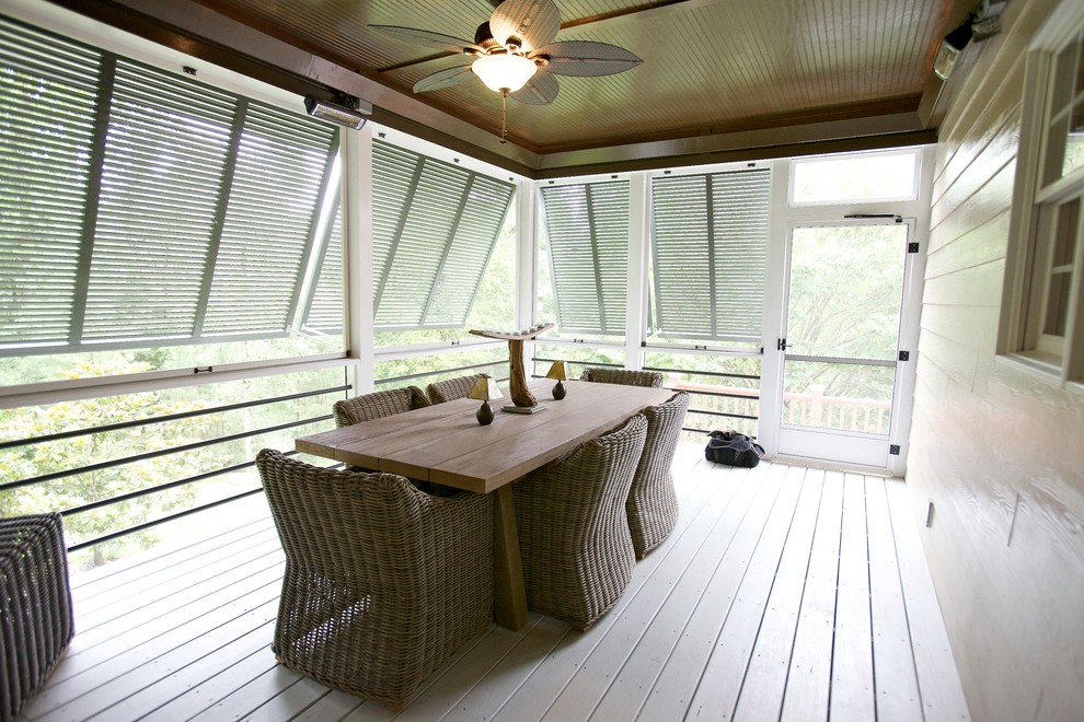 Inspiration pour un porche d'entrée de maison design avec une terrasse en bois, une extension de toiture et tous types de couvertures.