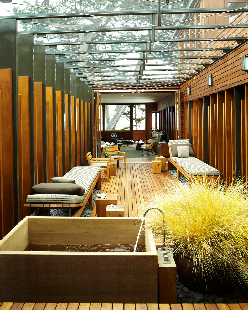 This is an example of a contemporary veranda in Chicago.