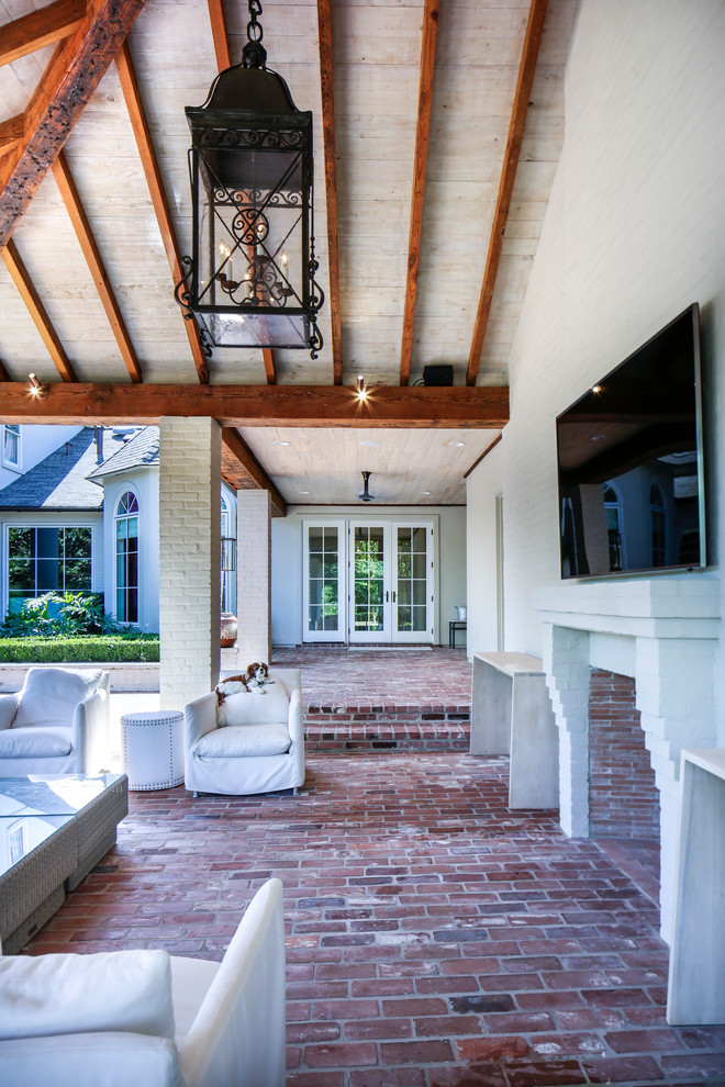 Imagen de terraza clásica renovada grande en patio trasero y anexo de casas con cocina exterior y adoquines de ladrillo