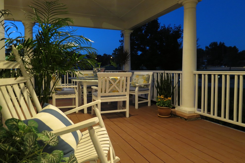 Große, Überdachte Klassische Veranda neben dem Haus mit Dielen in Denver