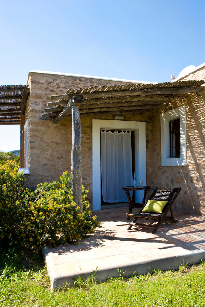 Cette image montre un porche d'entrée de maison méditerranéen.