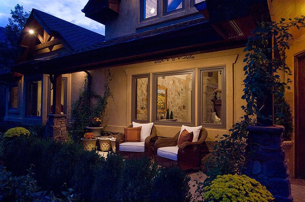 Geräumige Klassische Veranda neben dem Haus mit Kübelpflanzen und Pflastersteinen in Milwaukee