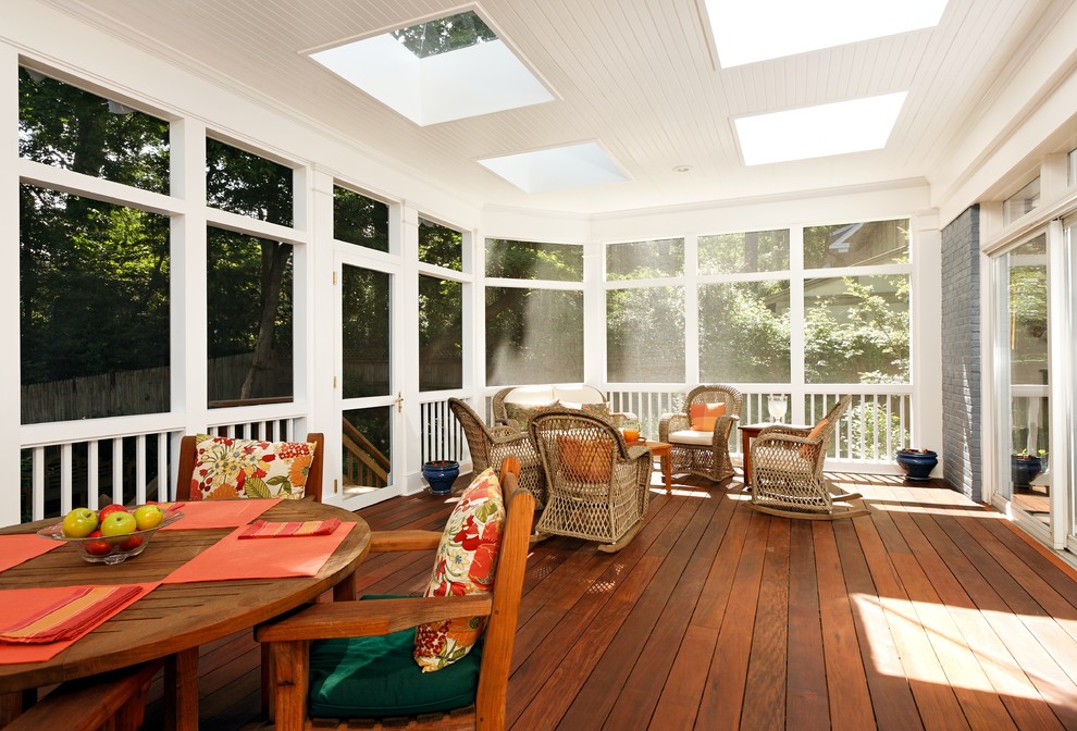 Idéer för en klassisk innätad veranda, med trädäck och takförlängning