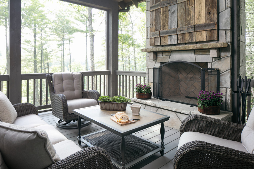 Inspiration för en vintage innätad veranda, med trädäck