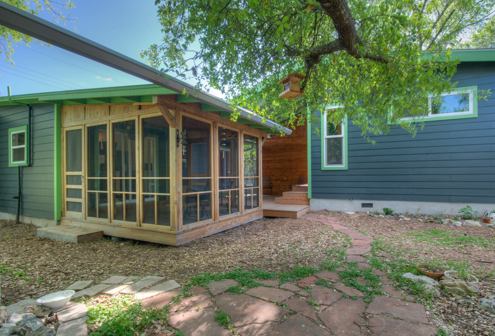 Idées déco pour un petit porche d'entrée de maison arrière contemporain avec une moustiquaire et une extension de toiture.