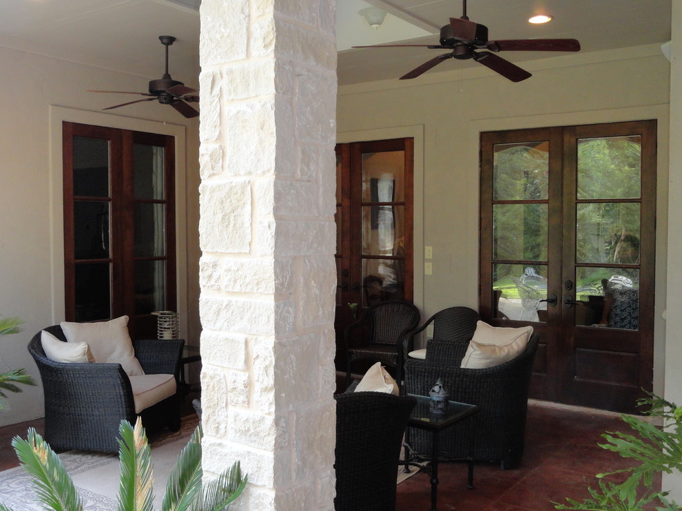 Design ideas for a traditional veranda in Houston.