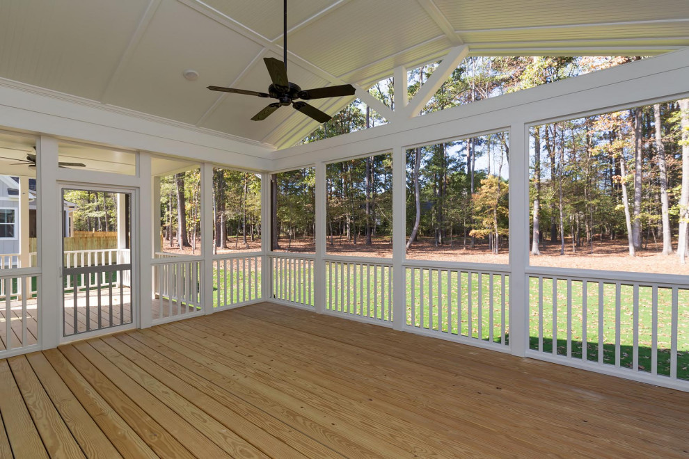 Réalisation d'un porche d'entrée de maison arrière tradition de taille moyenne avec une terrasse en bois.