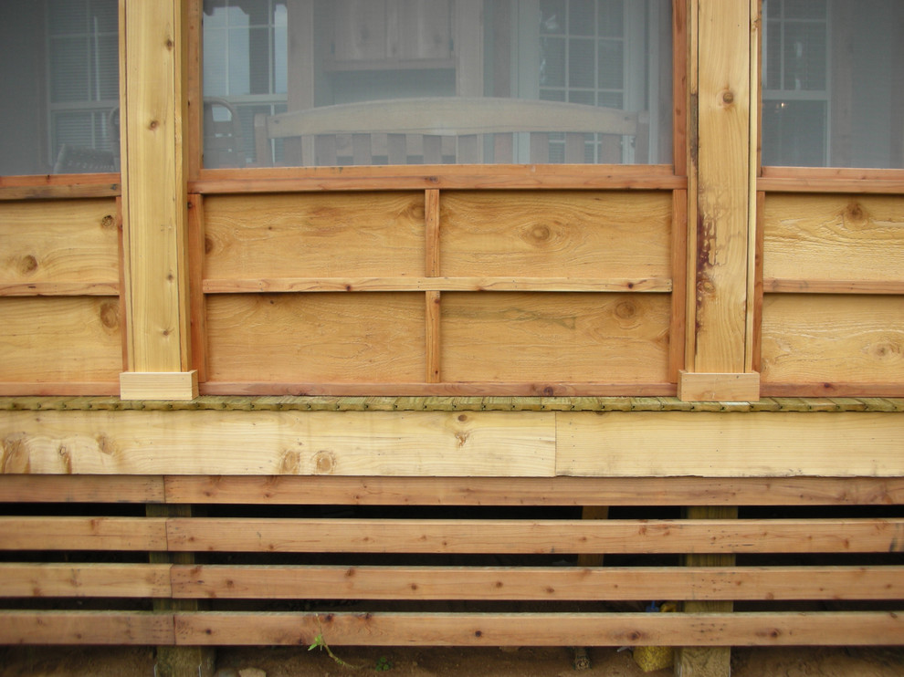 Inspiration för en mellanstor rustik innätad veranda på baksidan av huset, med trädäck och takförlängning