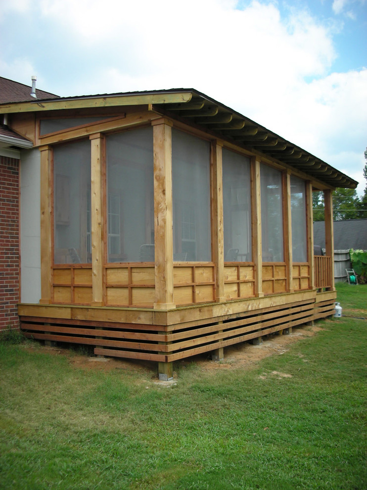 Idée de décoration pour un porche d'entrée de maison arrière chalet de taille moyenne avec une moustiquaire, une terrasse en bois et une extension de toiture.