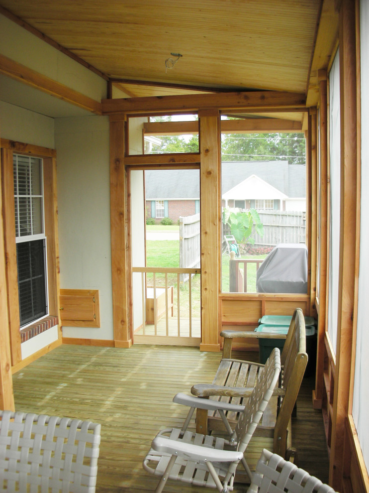 Inredning av en rustik mellanstor innätad veranda på baksidan av huset, med trädäck och takförlängning
