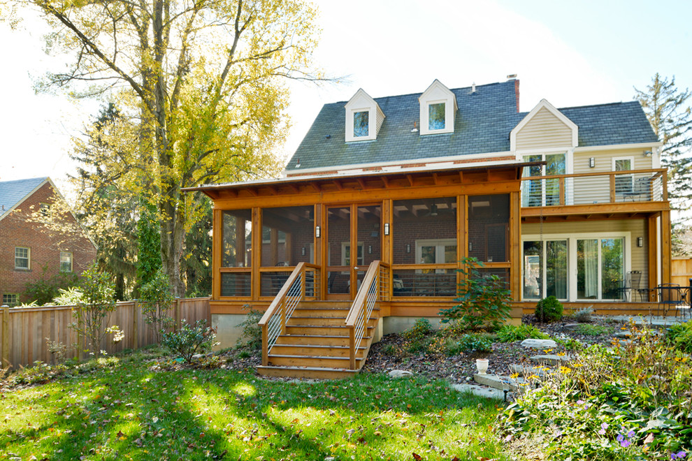 Источник вдохновения для домашнего уюта: веранда среднего размера на заднем дворе в стиле модернизм с крыльцом с защитной сеткой