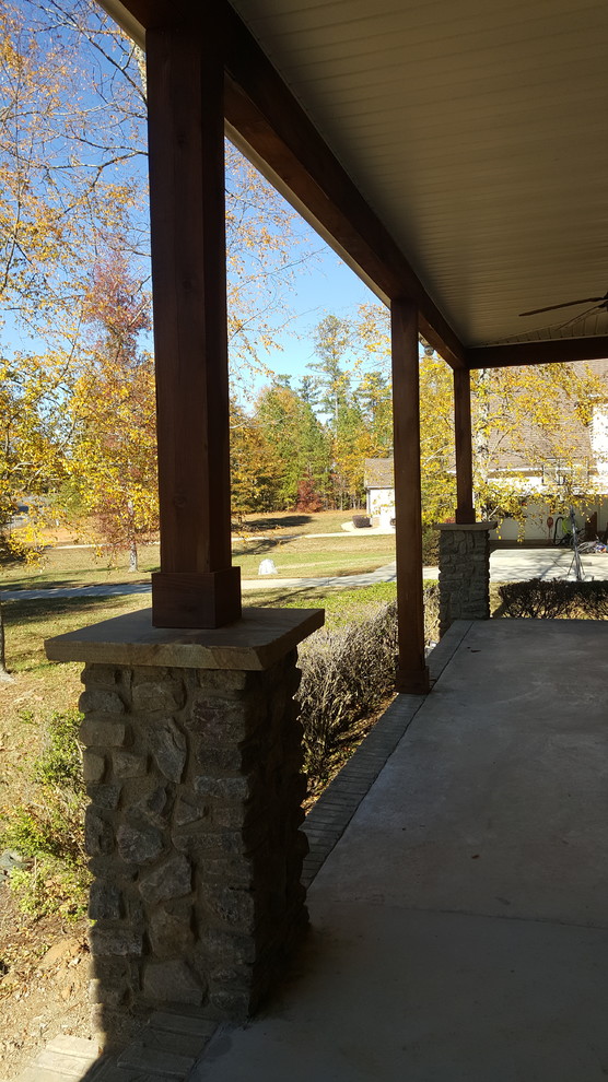 Источник вдохновения для домашнего уюта: большая веранда на переднем дворе в стиле кантри с покрытием из бетонных плит и навесом