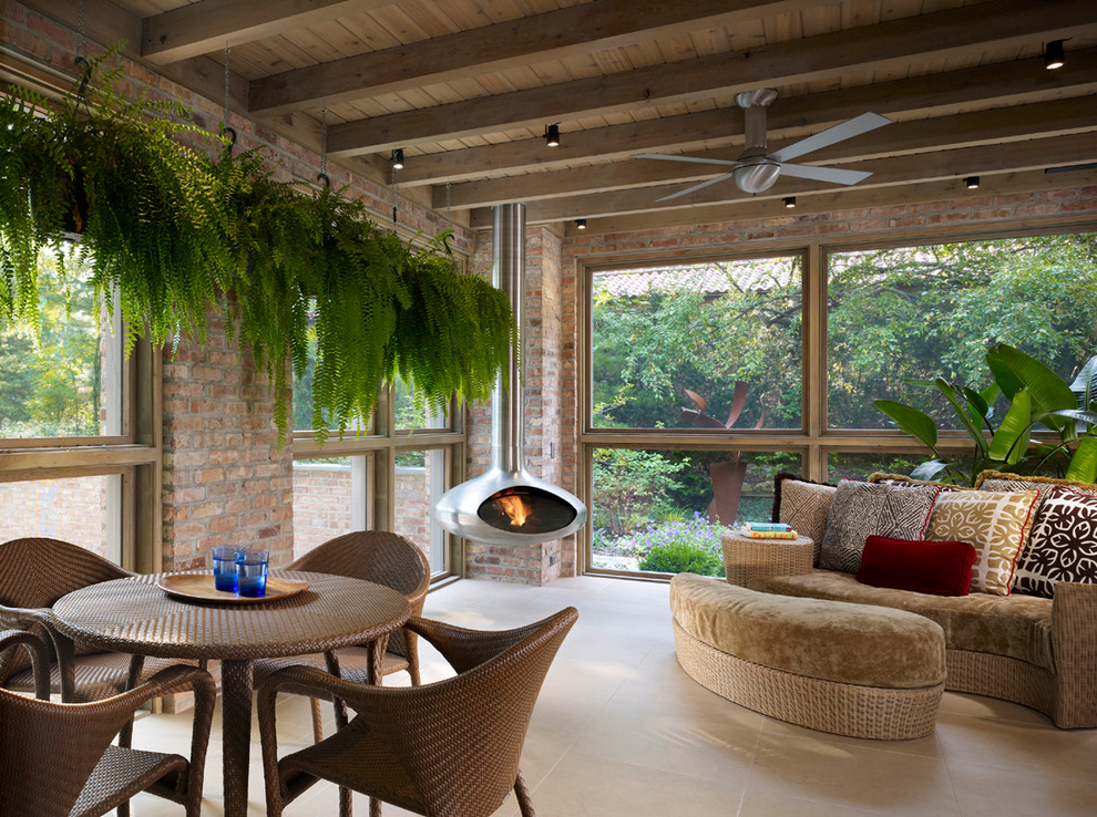 Inspiration for a contemporary screened-in porch remodel in Chicago