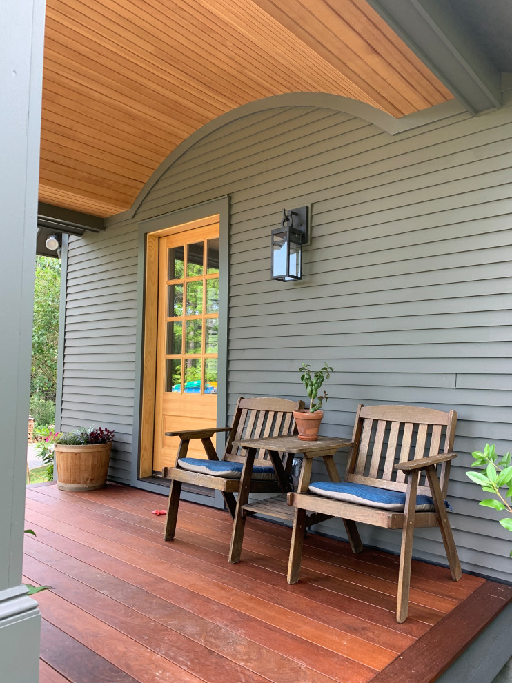Idée de décoration pour un porche d'entrée de maison avant tradition de taille moyenne avec une extension de toiture.