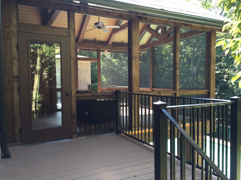 Idées déco pour un grand porche d'entrée de maison latéral craftsman avec une moustiquaire, une terrasse en bois et une extension de toiture.