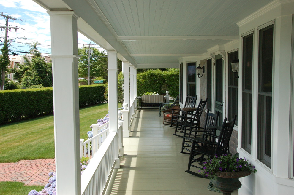 Exemple d'un porche d'entrée de maison avant bord de mer avec une terrasse en bois.