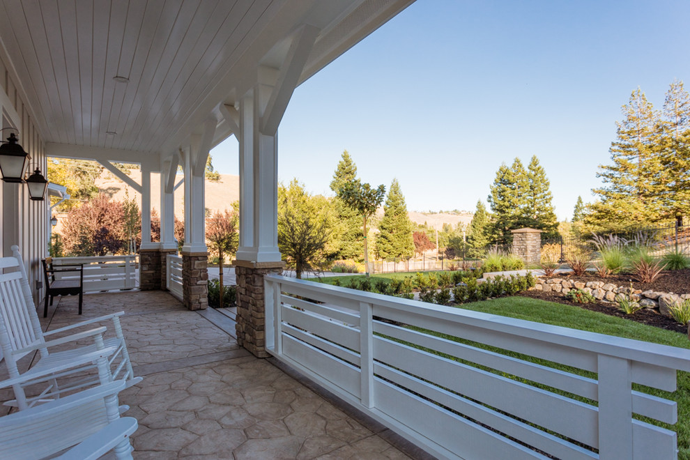Großes, Überdachtes Landhaus Veranda im Vorgarten mit Natursteinplatten in San Francisco