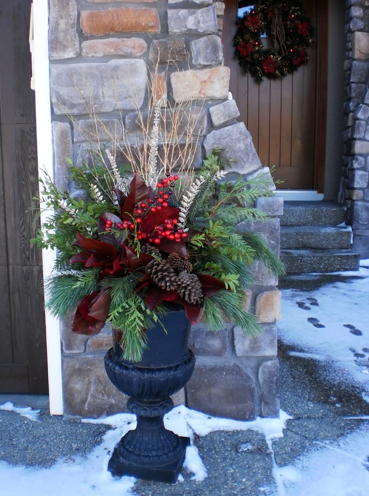 Christmas Decor トラディショナル 縁側・ポーチ カルガリー Your Space By Design