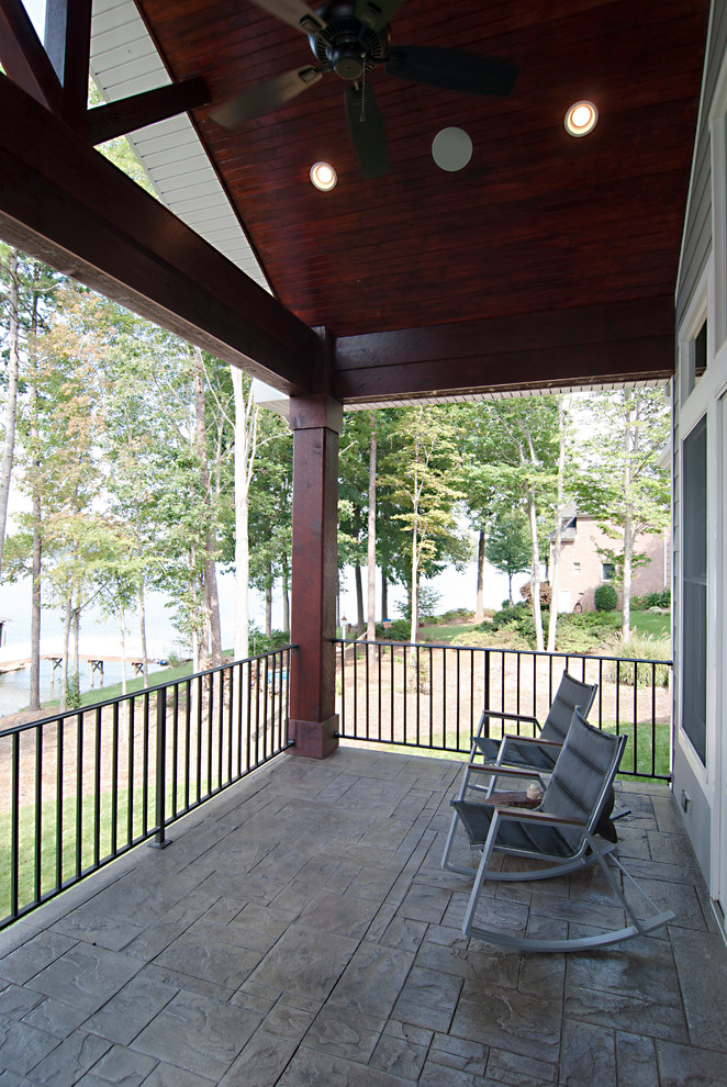 Klassisk inredning av en mellanstor innätad veranda på baksidan av huset, med kakelplattor och takförlängning