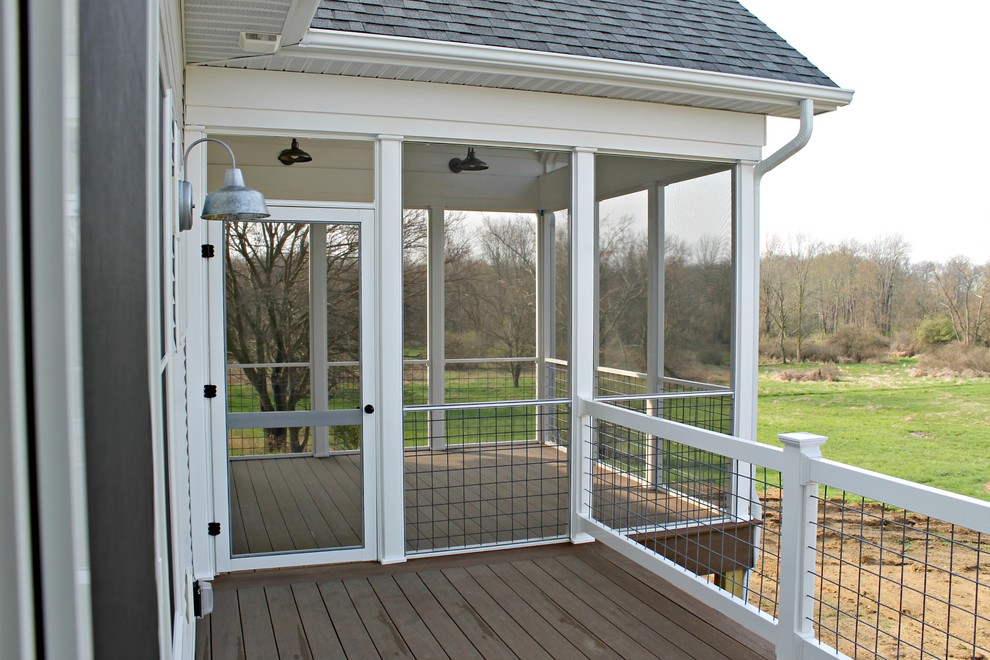 Foto di un portico country di medie dimensioni e dietro casa con un portico chiuso, pedane e un tetto a sbalzo
