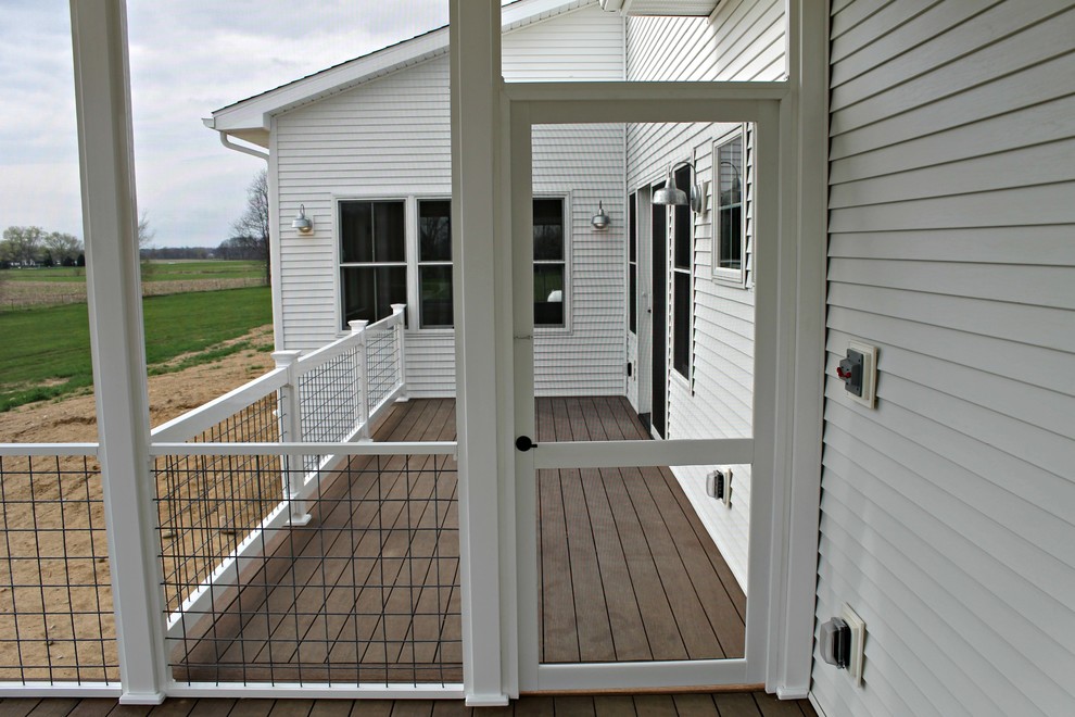 Idéer för en mellanstor lantlig innätad veranda på baksidan av huset, med trädäck och takförlängning