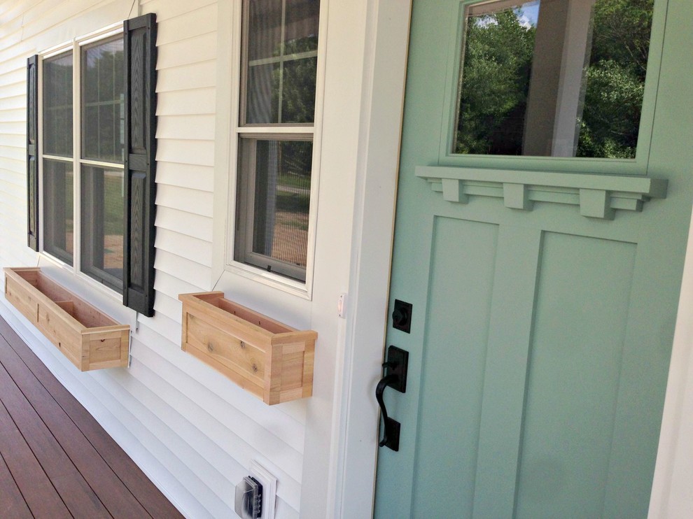 Réalisation d'un porche d'entrée de maison arrière champêtre de taille moyenne avec une moustiquaire, une terrasse en bois et une extension de toiture.