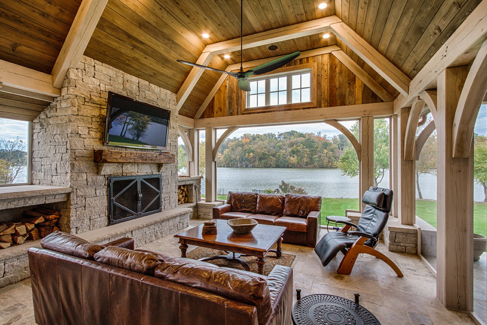 Réalisation d'un grand porche d'entrée de maison arrière minimaliste avec une moustiquaire, des pavés en pierre naturelle et une extension de toiture.